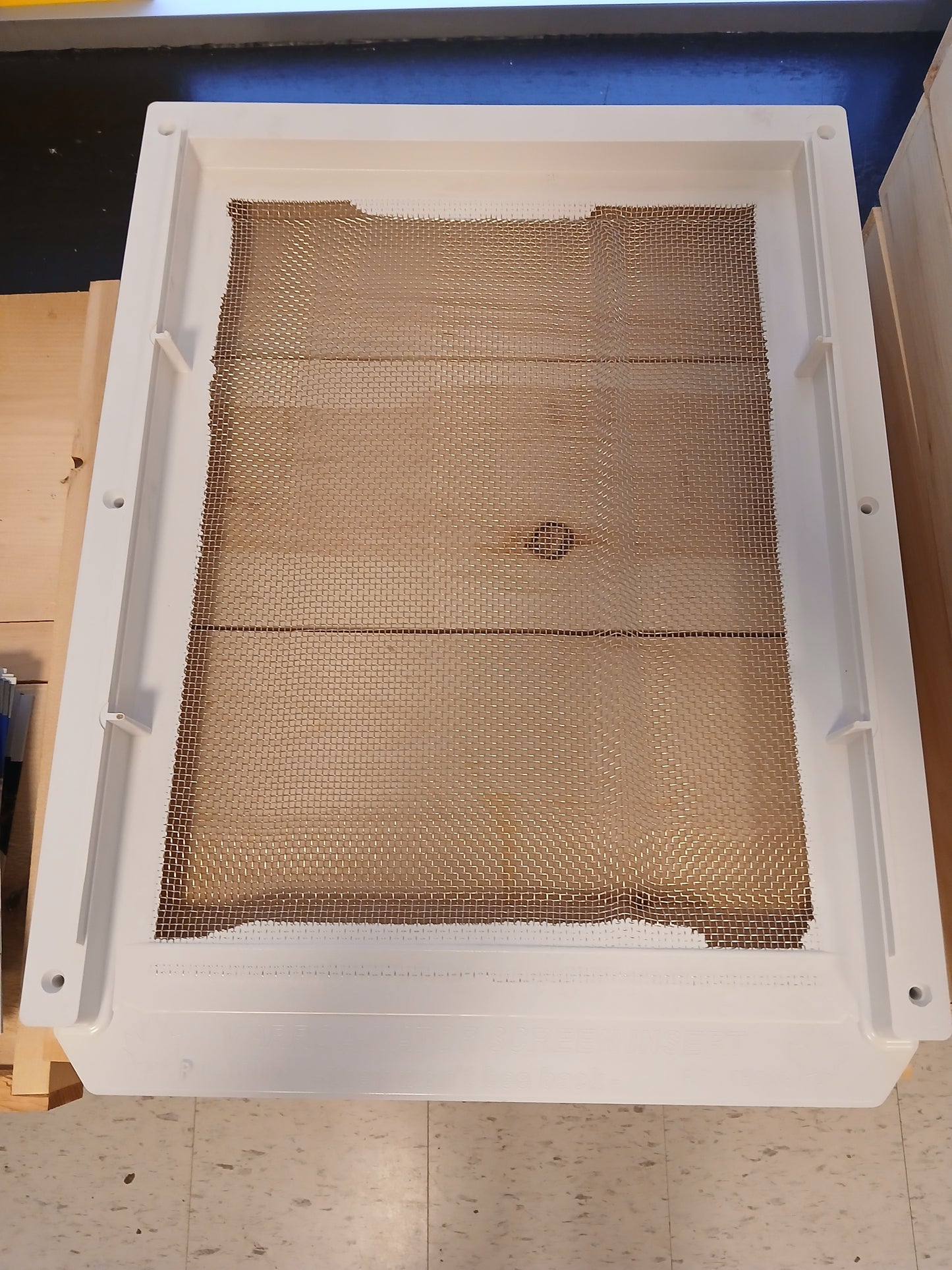 Varroa-Nator Screened Bottom Board