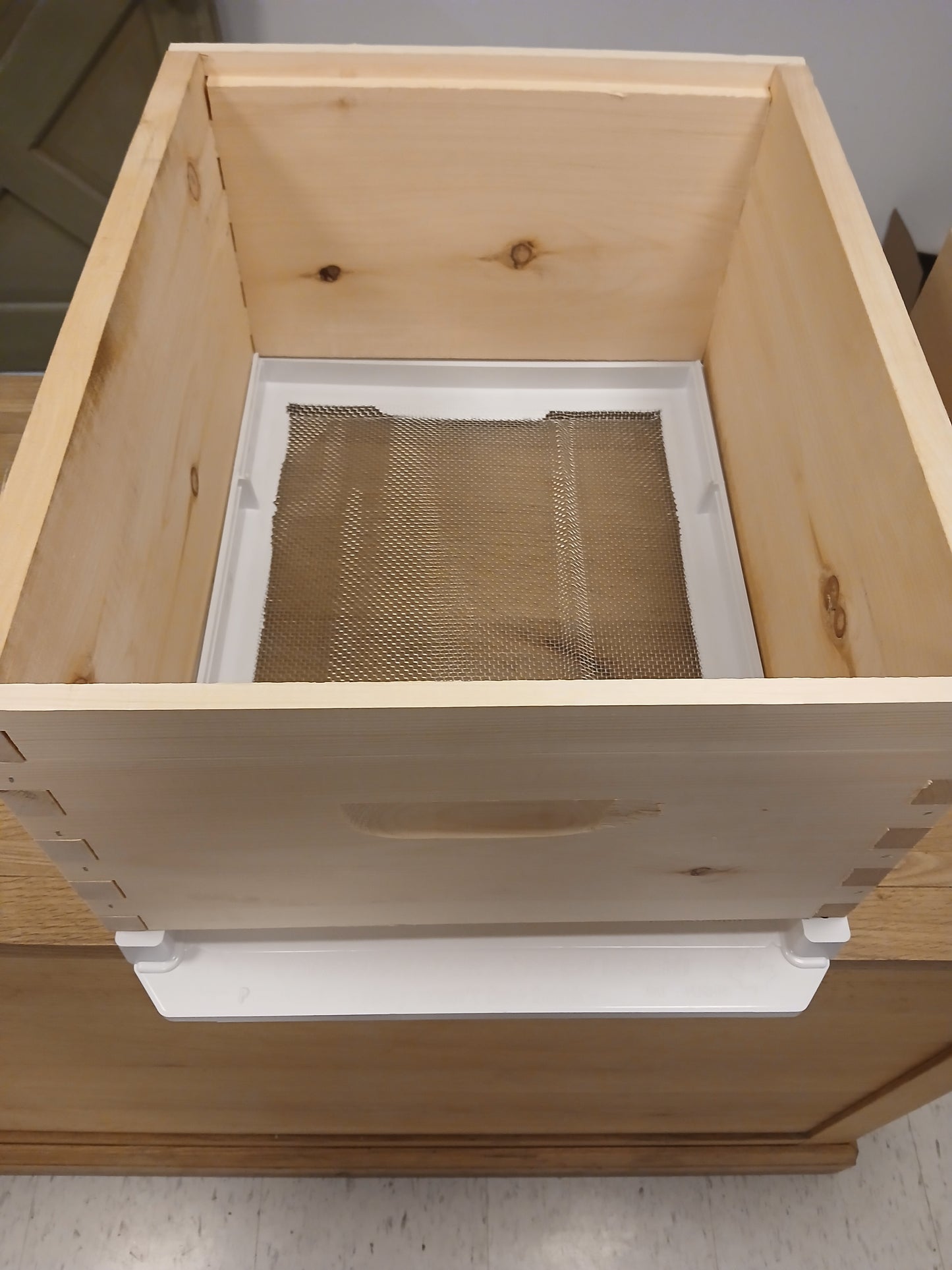 Varroa-Nator Screened Bottom Board