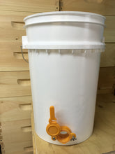 Bottling Bucket with Deluxe Honey gate