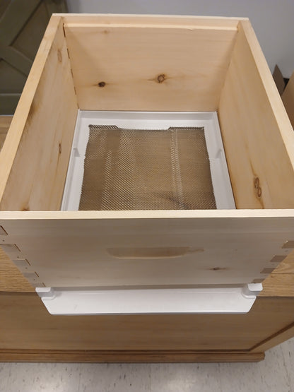 Varroa-Nator Screened Bottom Board