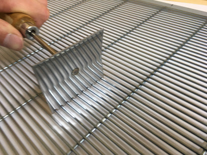 Queen Excluder Cleaning Tool