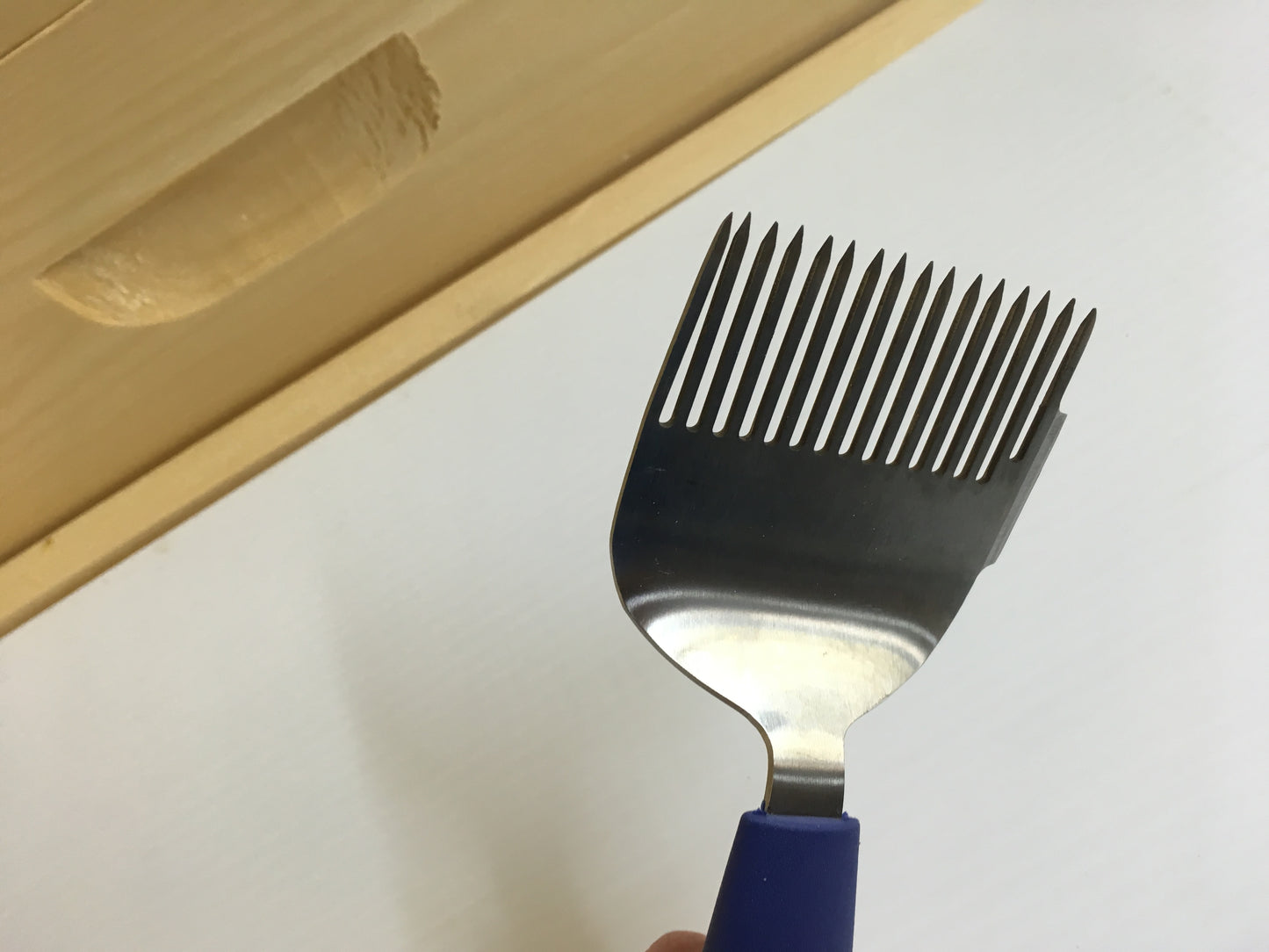 Deluxe Uncapping Fork